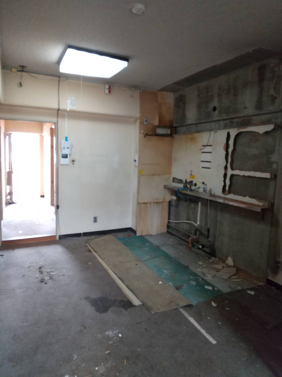 船越マンション解体撤去中です。