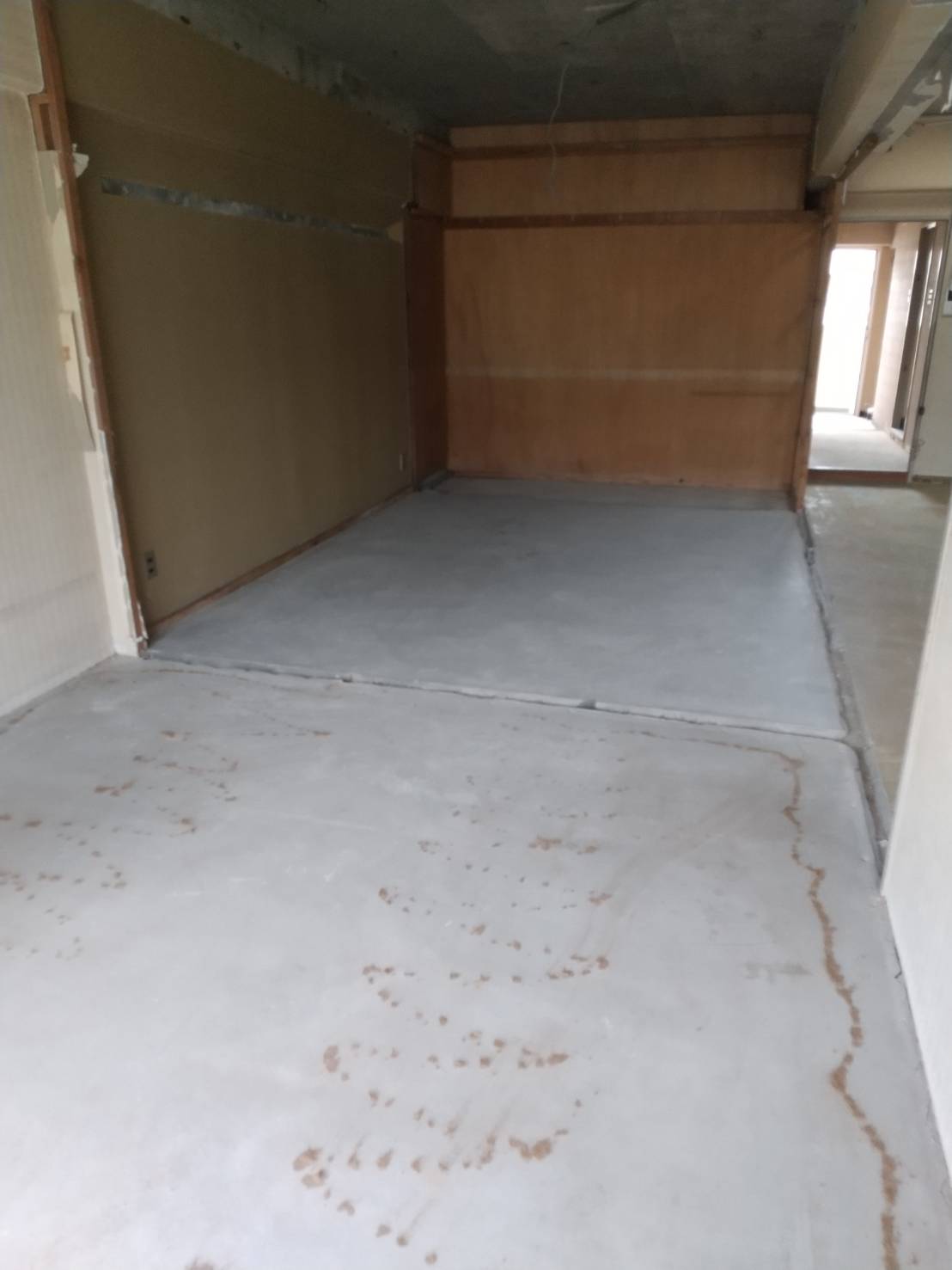 船越マンション解体中、今から床張り工事です☆