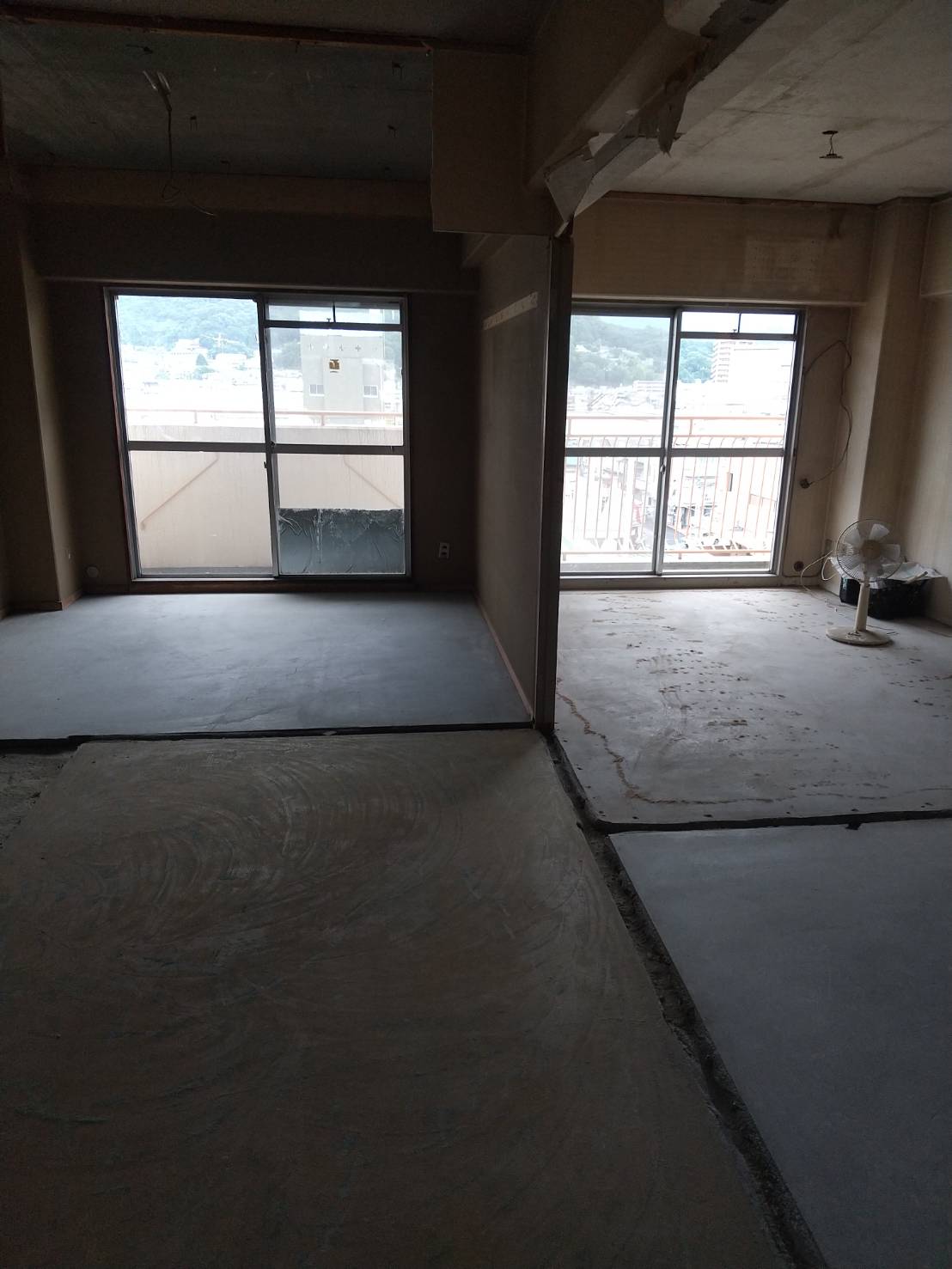 船越マンション解体中、今から床張り工事です☆