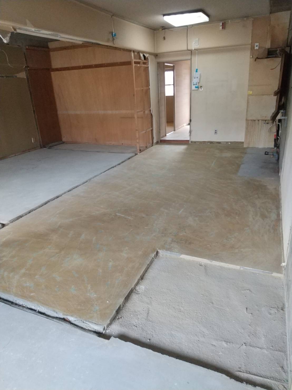 船越マンション解体中、今から床張り工事です☆