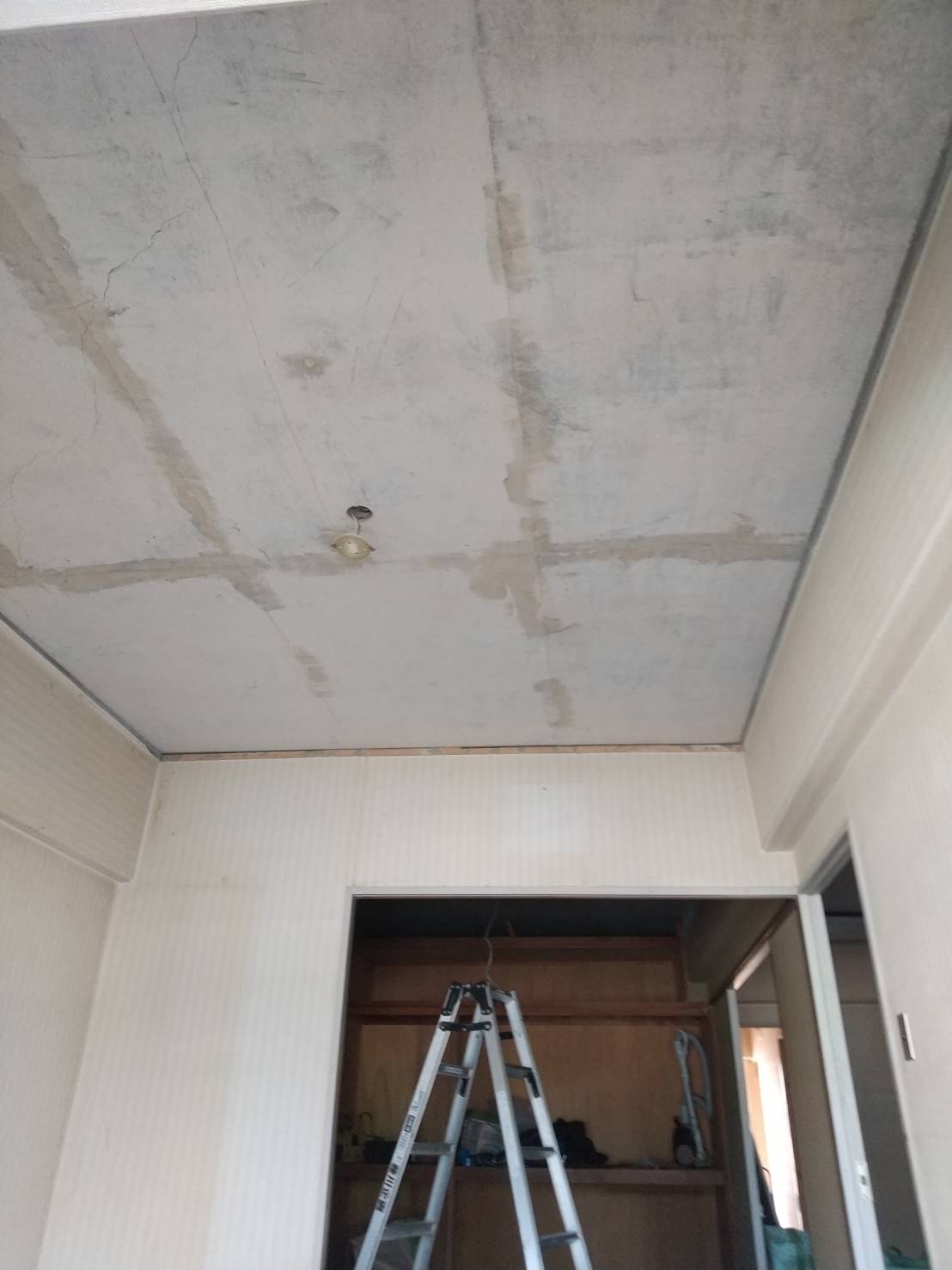 船越マンション解体中、今から床張り工事です☆