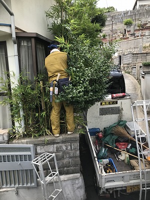 本日は昔からのお客様自宅庭の草刈をおこないました＾０＾